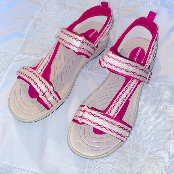 RUGGED OUTBACK Shoes - Rugged Outback Women’s Size 8.Adjustable Straps Sport Sandals fuchsia/white NWT